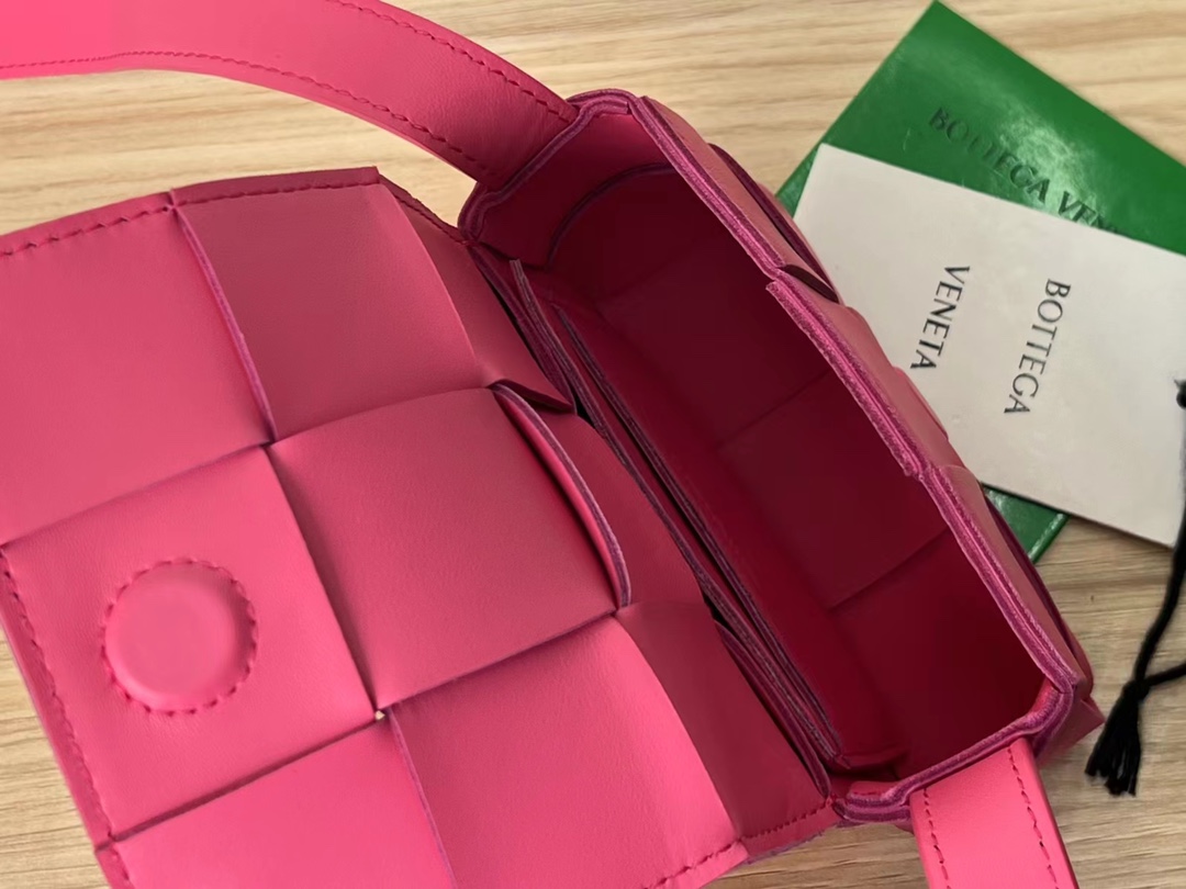 bo*te*ga Ve*ne*ta bv candy cassette