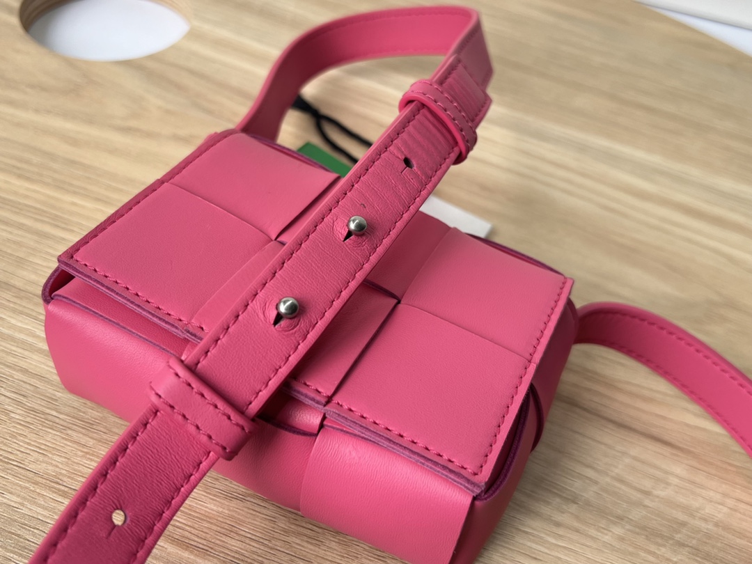 bo*te*ga Ve*ne*ta bv candy cassette