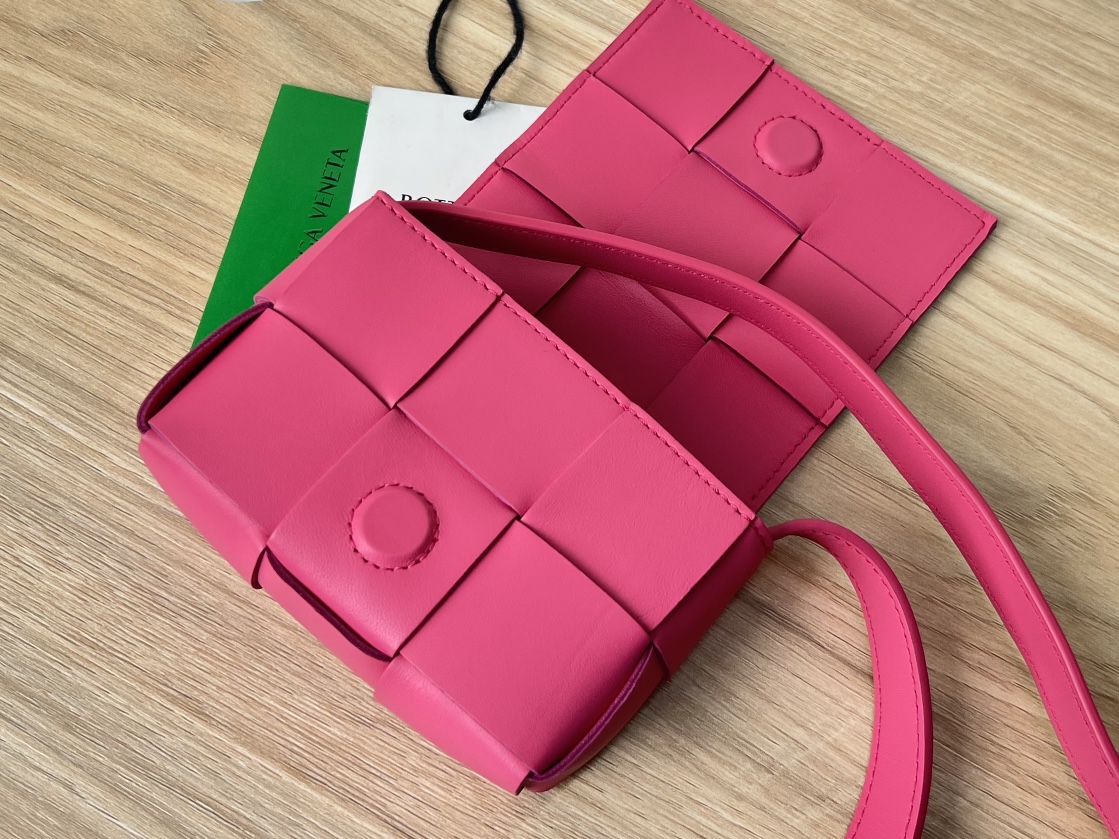 bo*te*ga Ve*ne*ta bv candy cassette