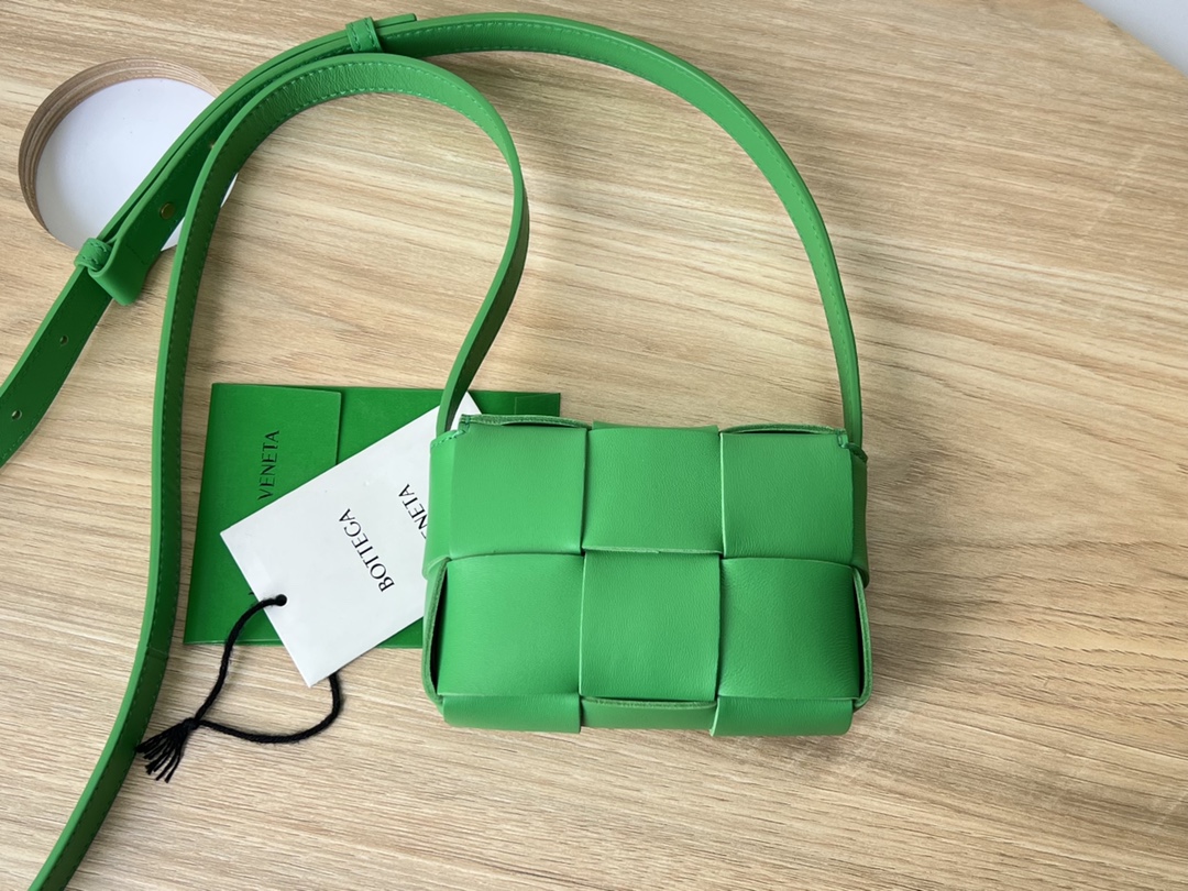 bo*te*ga Ve*ne*ta bv candy cassette