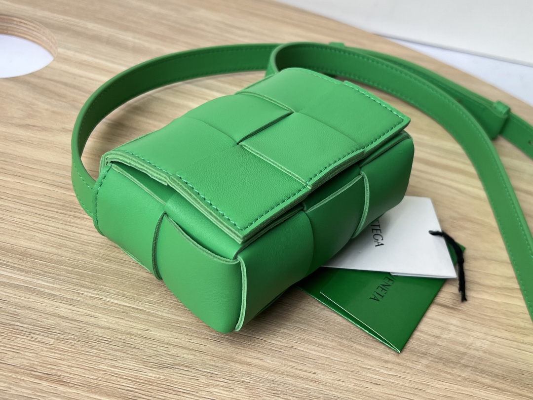 bo*te*ga Ve*ne*ta bv candy cassette