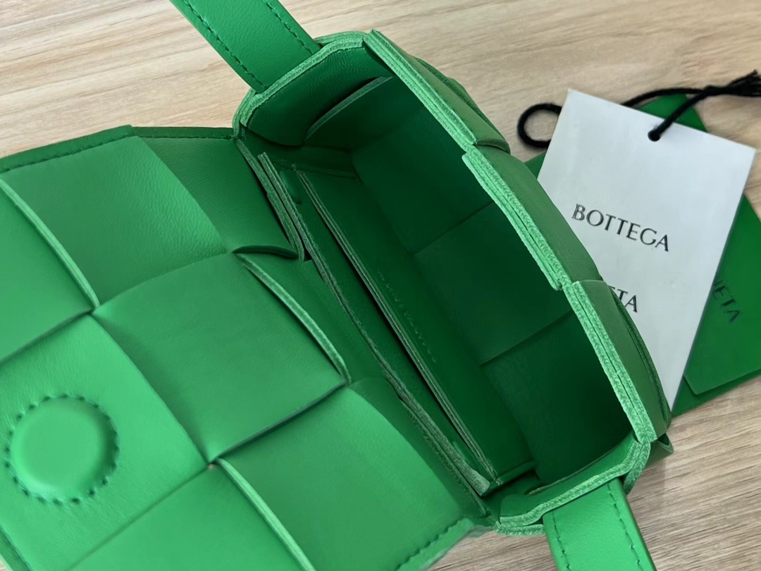 bo*te*ga Ve*ne*ta bv candy cassette