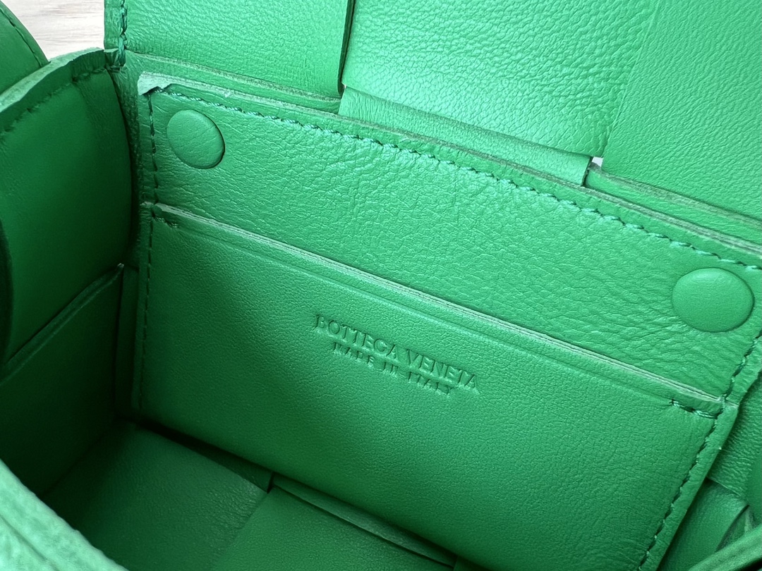 bo*te*ga Ve*ne*ta bv candy cassette