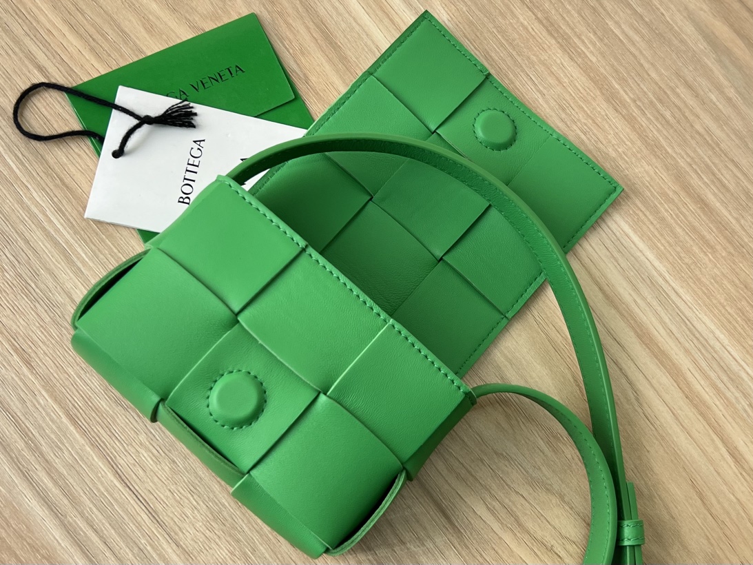 bo*te*ga Ve*ne*ta bv candy cassette