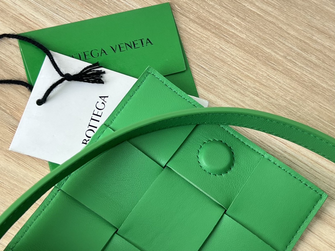 bo*te*ga Ve*ne*ta bv candy cassette