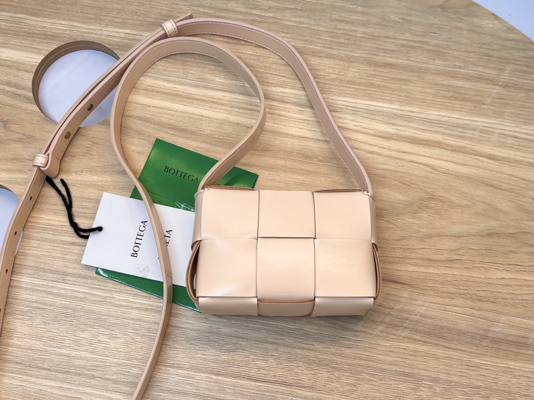 bo*te*ga Ve*ne*ta bv candy cassette