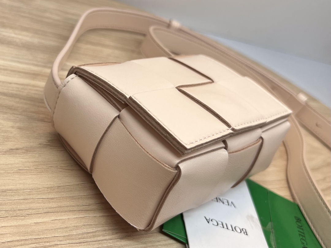 bo*te*ga Ve*ne*ta bv candy cassette