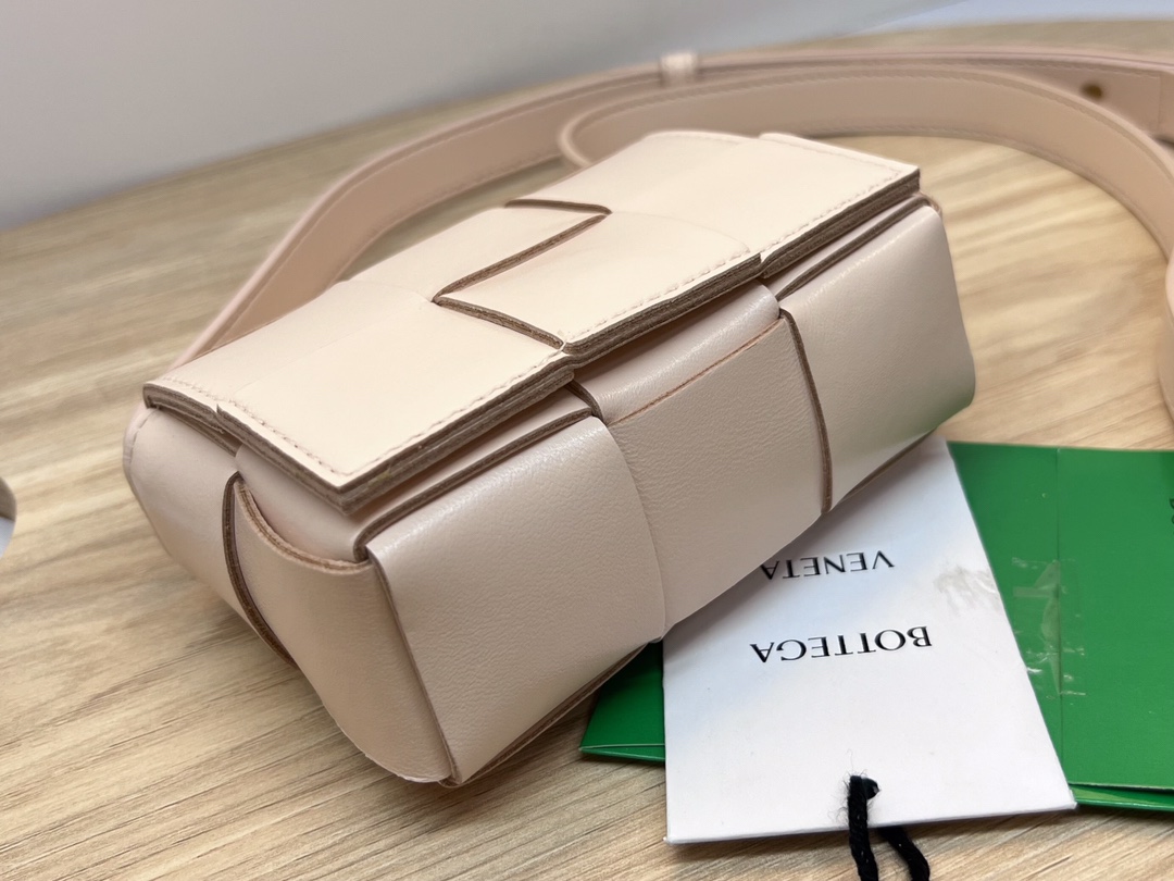 bo*te*ga Ve*ne*ta bv candy cassette