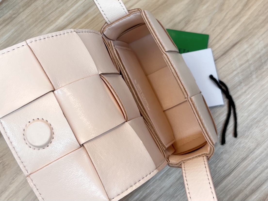 bo*te*ga Ve*ne*ta bv candy cassette