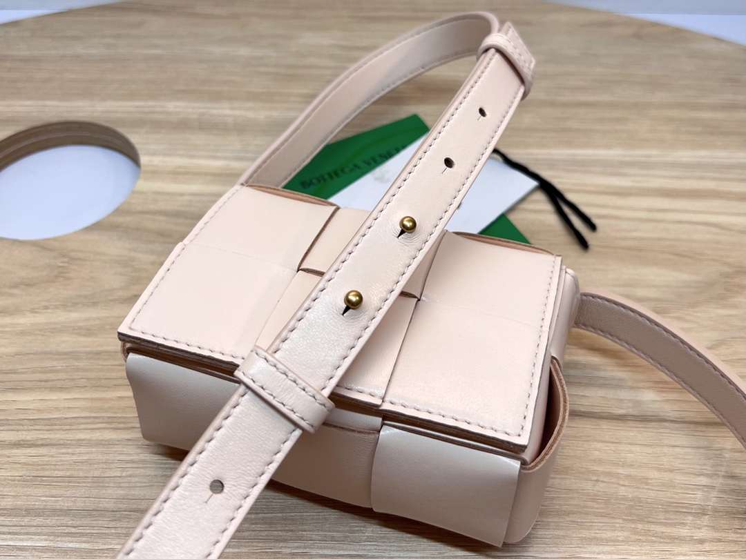 bo*te*ga Ve*ne*ta bv candy cassette