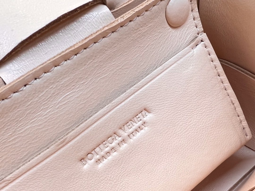 bo*te*ga Ve*ne*ta bv candy cassette