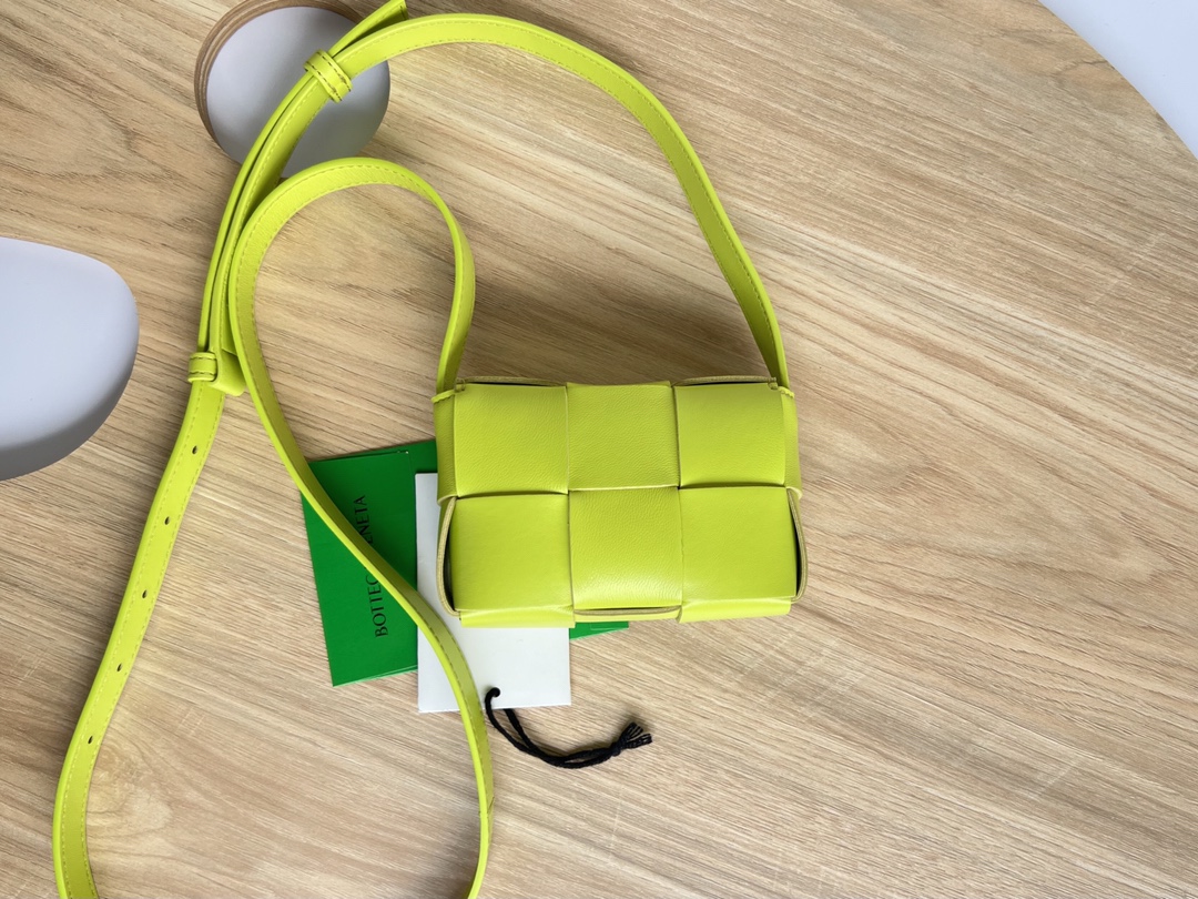 bo*te*ga Ve*ne*ta bv candy cassette