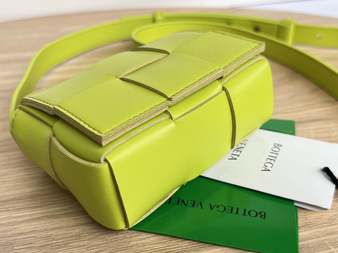 bo*te*ga Ve*ne*ta bv candy cassette