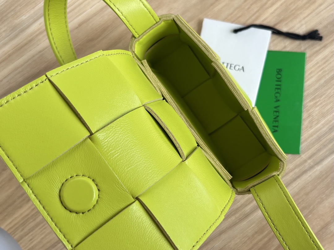 bo*te*ga Ve*ne*ta bv candy cassette