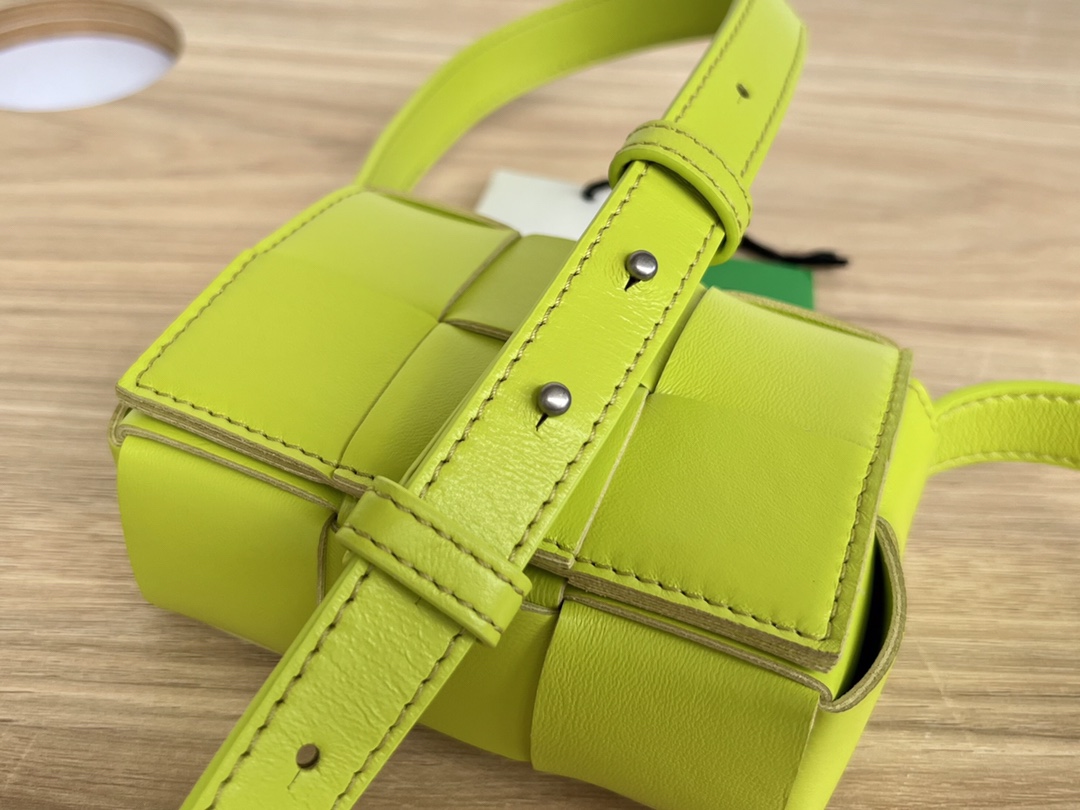 bo*te*ga Ve*ne*ta bv candy cassette