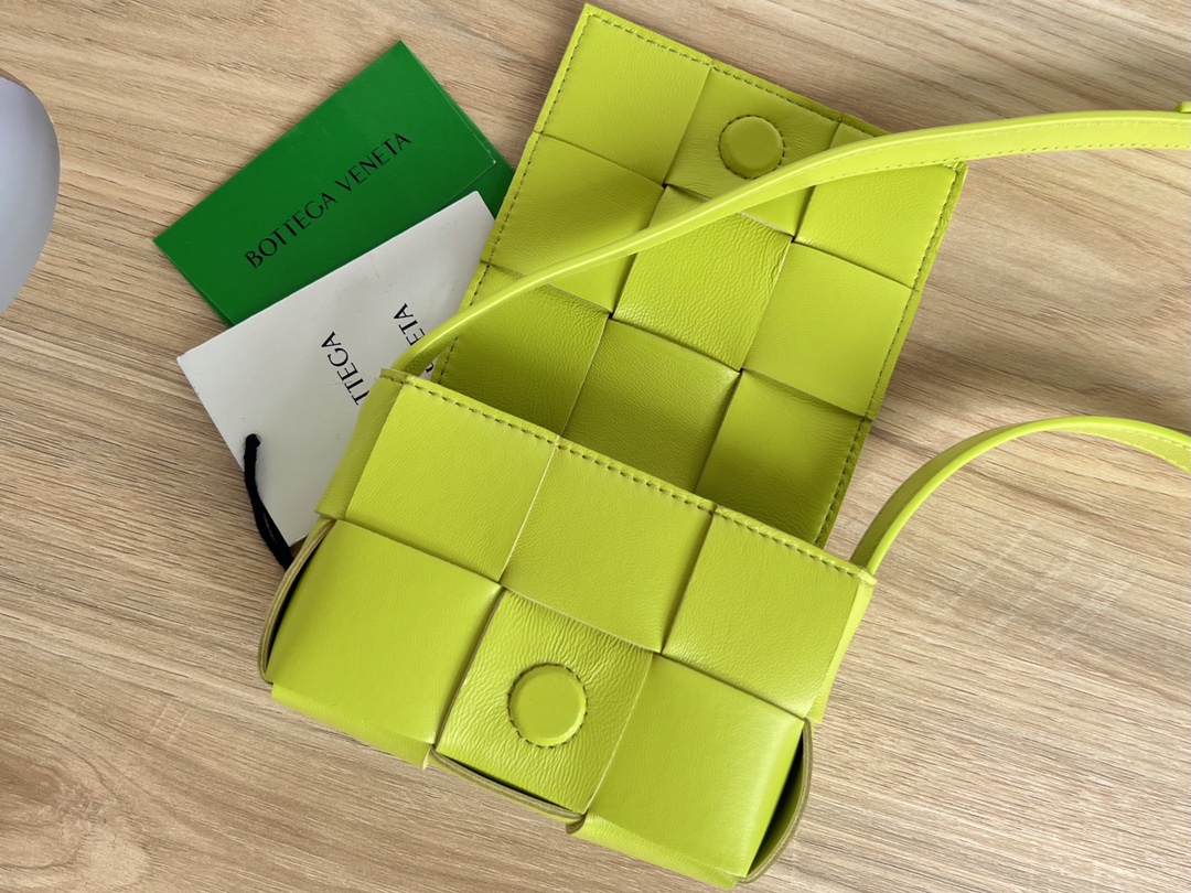 bo*te*ga Ve*ne*ta bv candy cassette