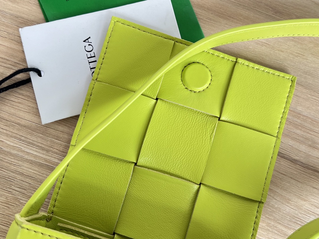 bo*te*ga Ve*ne*ta bv candy cassette