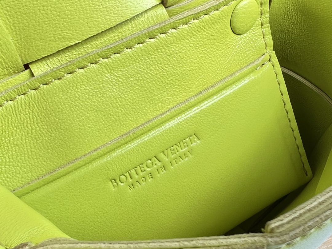 bo*te*ga Ve*ne*ta bv candy cassette