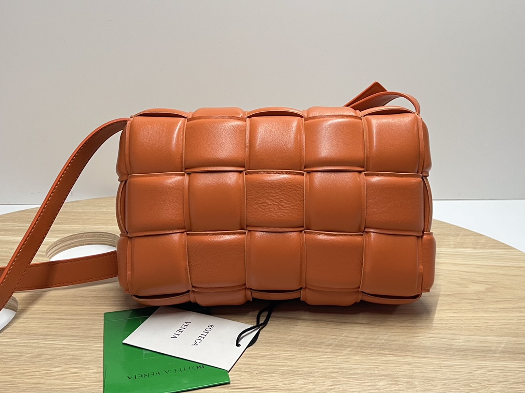 bo*te*ga Ve*ne*ta padded cassette