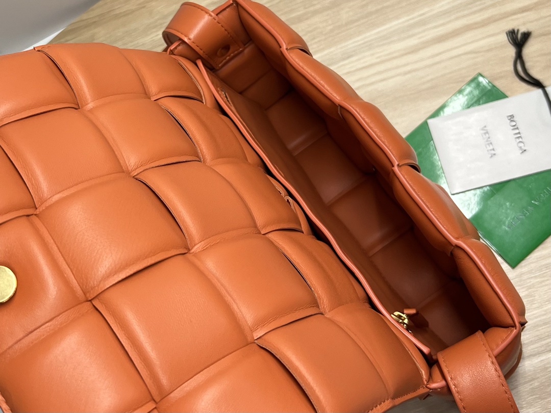 bo*te*ga Ve*ne*ta padded cassette