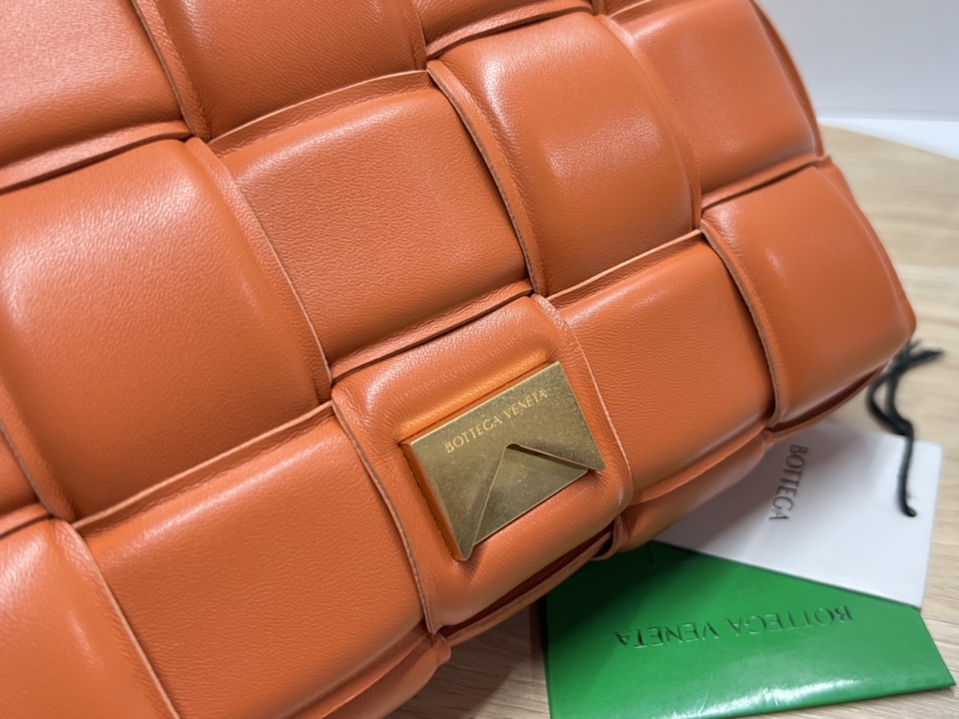 bo*te*ga Ve*ne*ta padded cassette