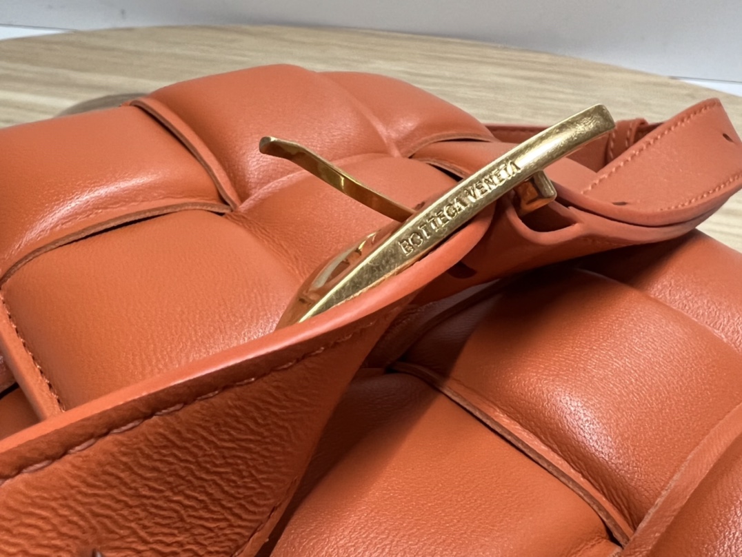 bo*te*ga Ve*ne*ta padded cassette