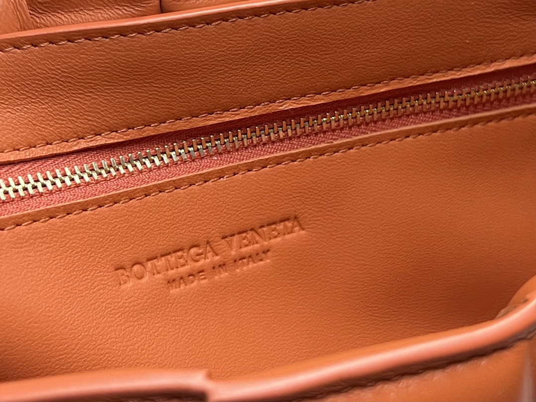 bo*te*ga Ve*ne*ta padded cassette