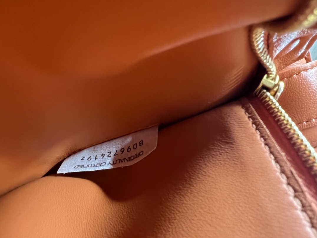 bo*te*ga Ve*ne*ta padded cassette