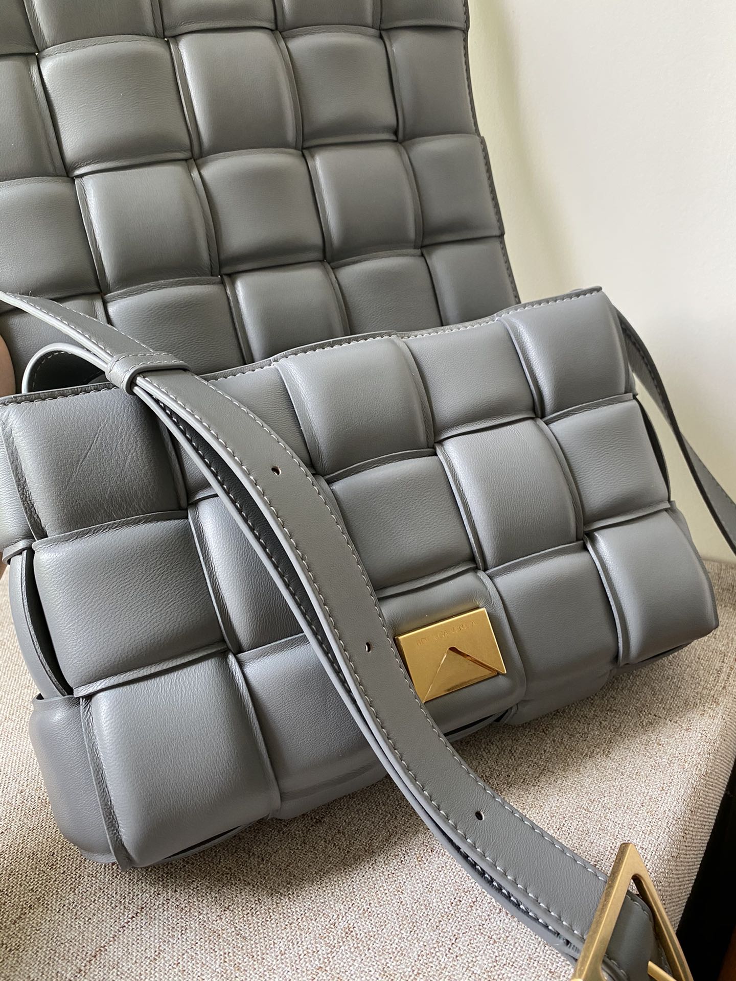 bo*te*ga Ve*ne*ta padded cassette