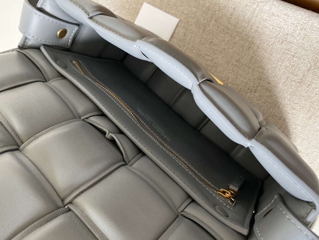 bo*te*ga Ve*ne*ta padded cassette