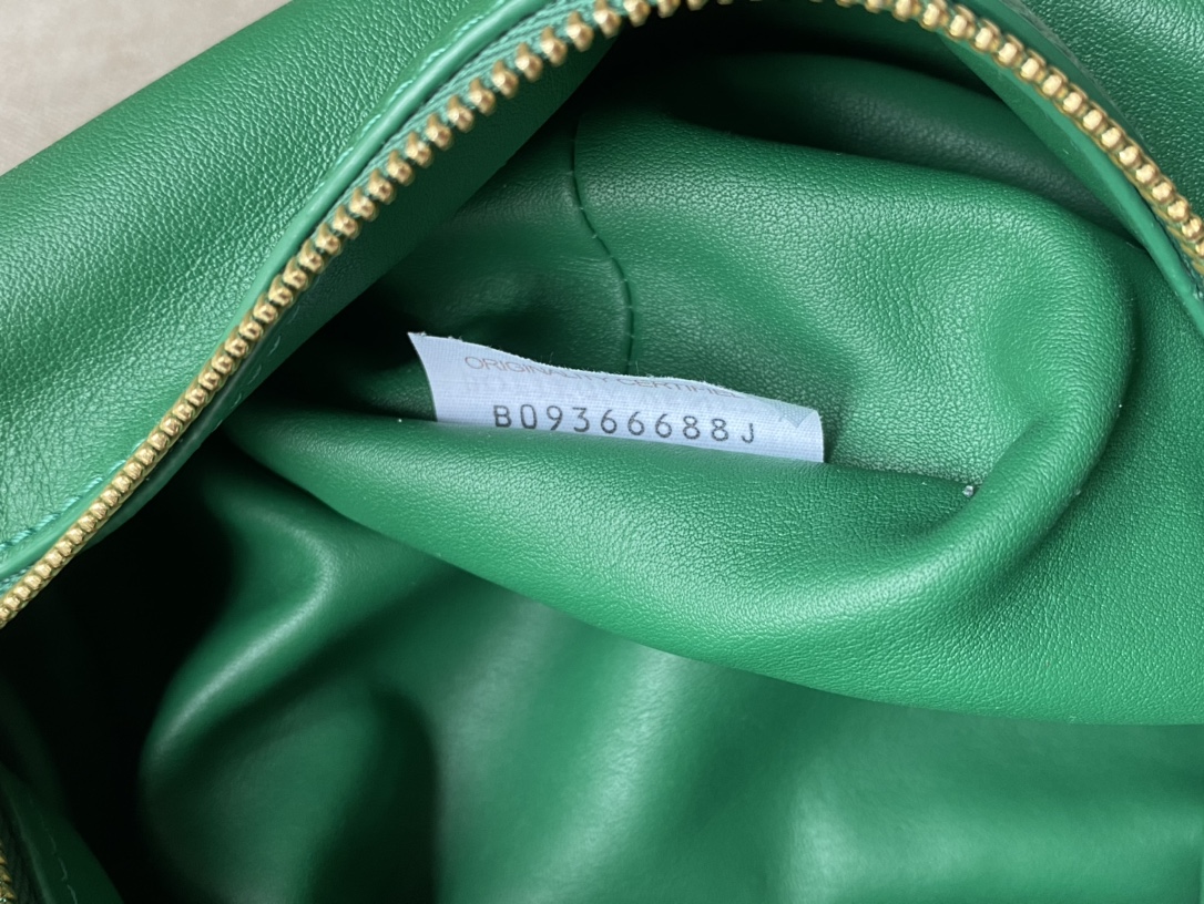 bo*te*ga Ve*ne*ta double knot top handle