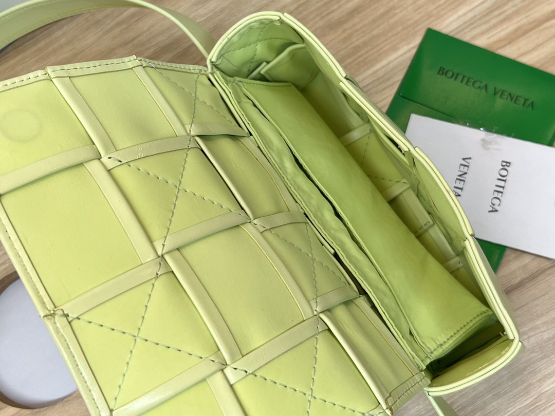 bo*te*ga Ve*ne*ta cassette waist bag