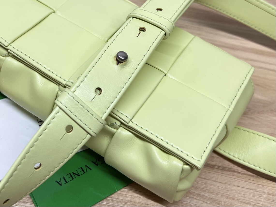 bo*te*ga Ve*ne*ta cassette waist bag