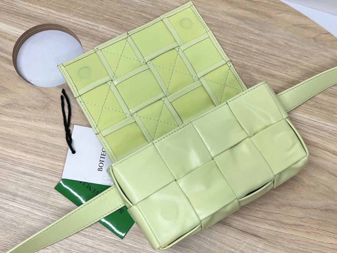 bo*te*ga Ve*ne*ta cassette waist bag