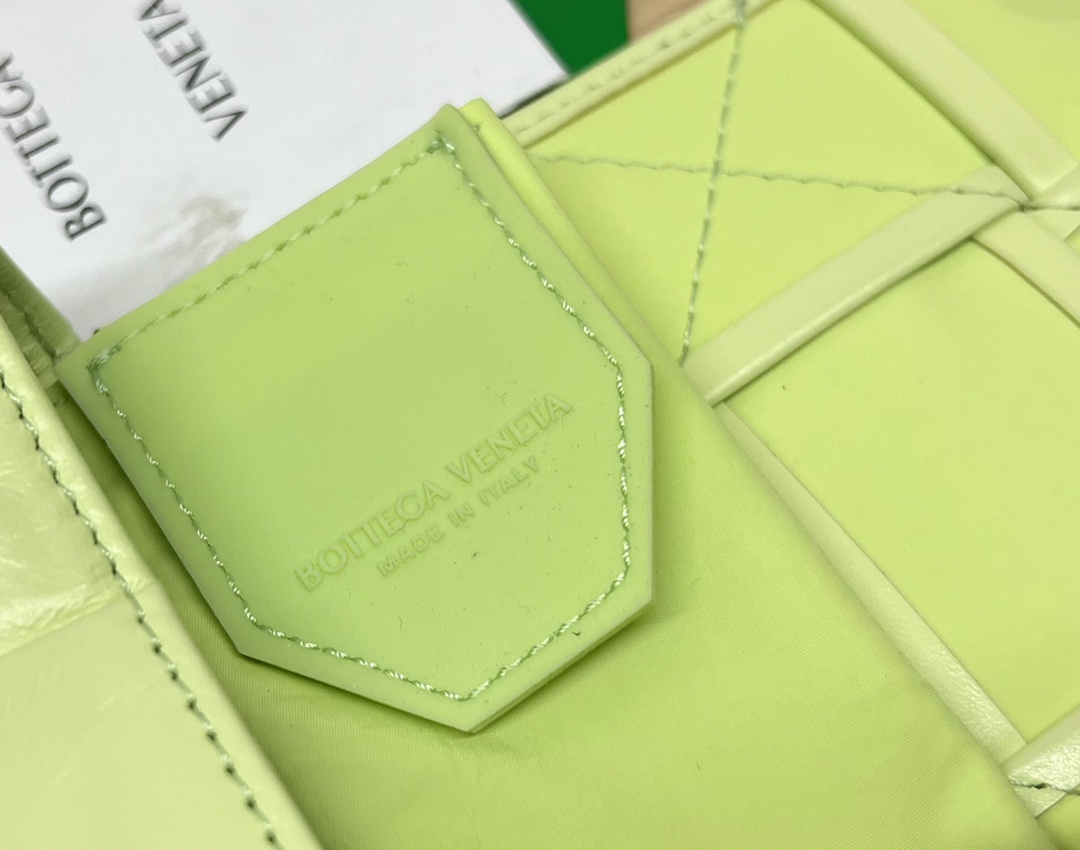 bo*te*ga Ve*ne*ta cassette waist bag