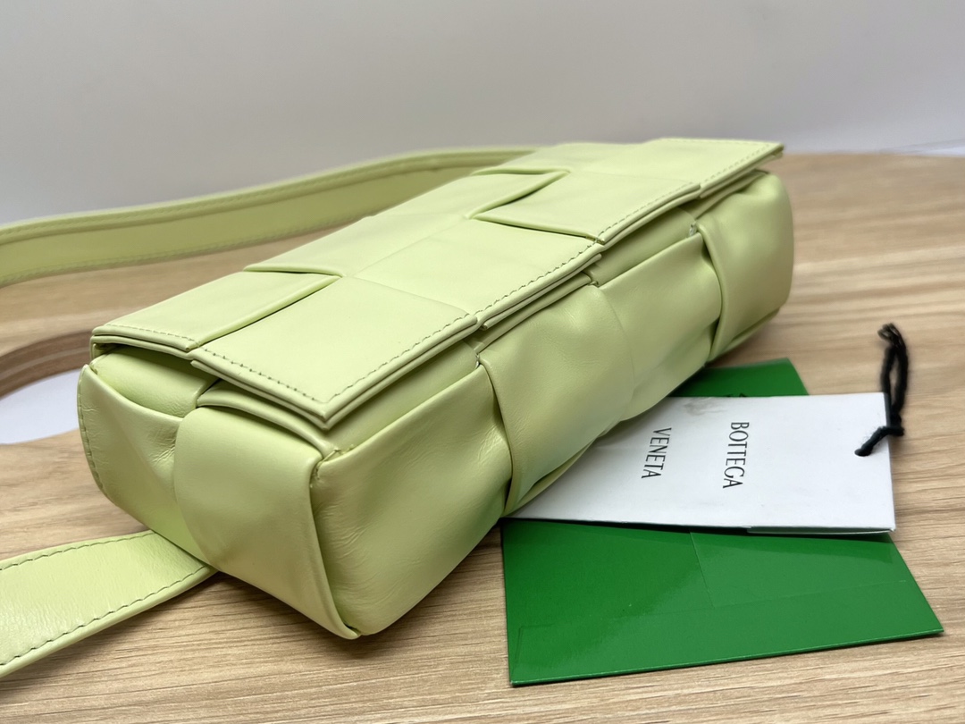 bo*te*ga Ve*ne*ta cassette waist bag