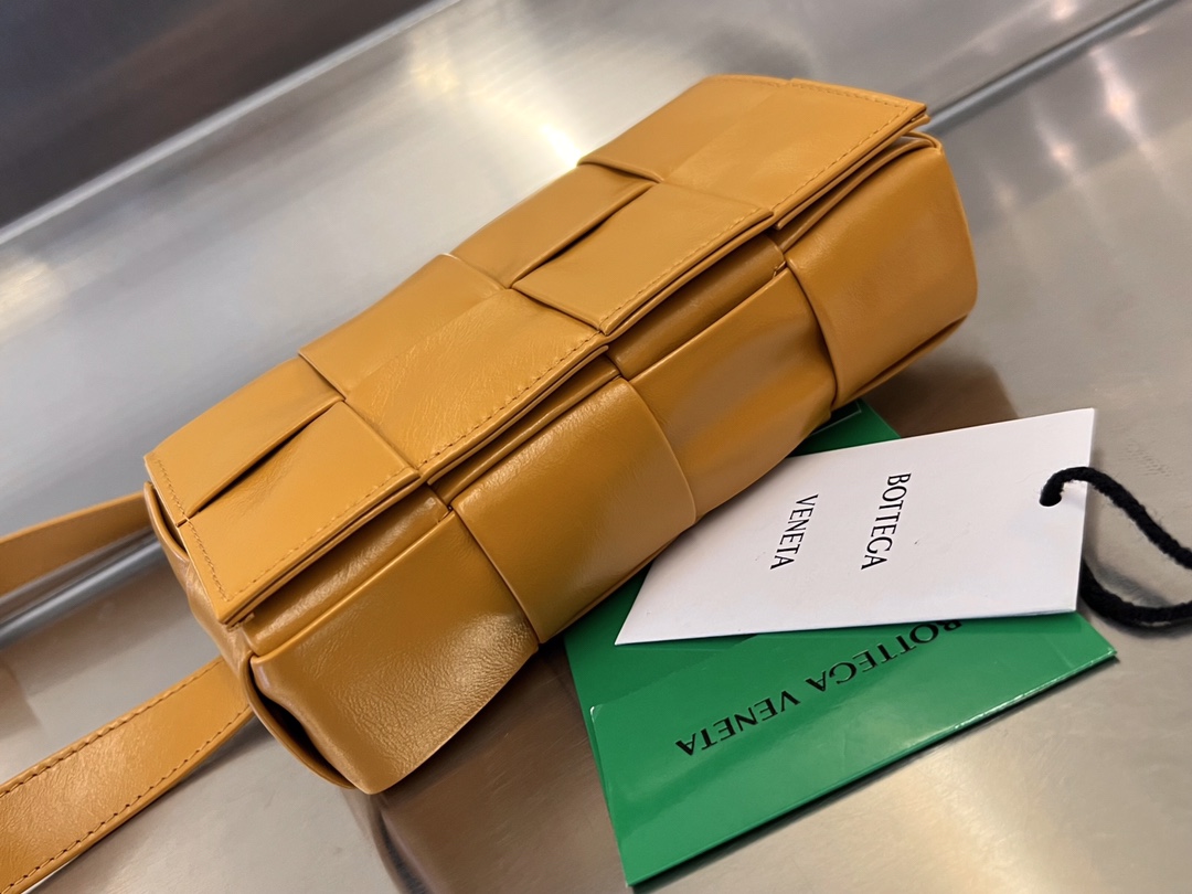 bo*te*ga Ve*ne*ta cassette waist bag