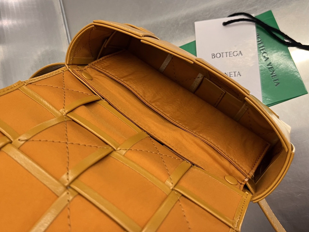 bo*te*ga Ve*ne*ta cassette waist bag