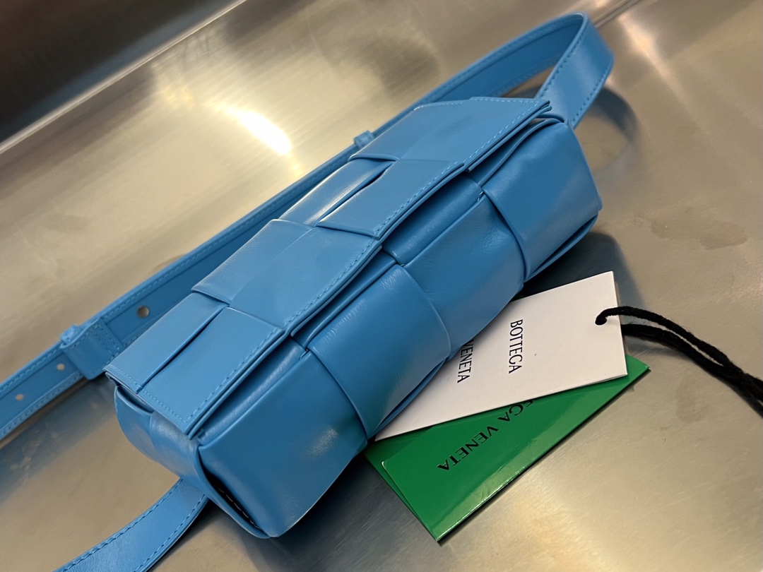 bo*te*ga Ve*ne*ta cassette waist bag
