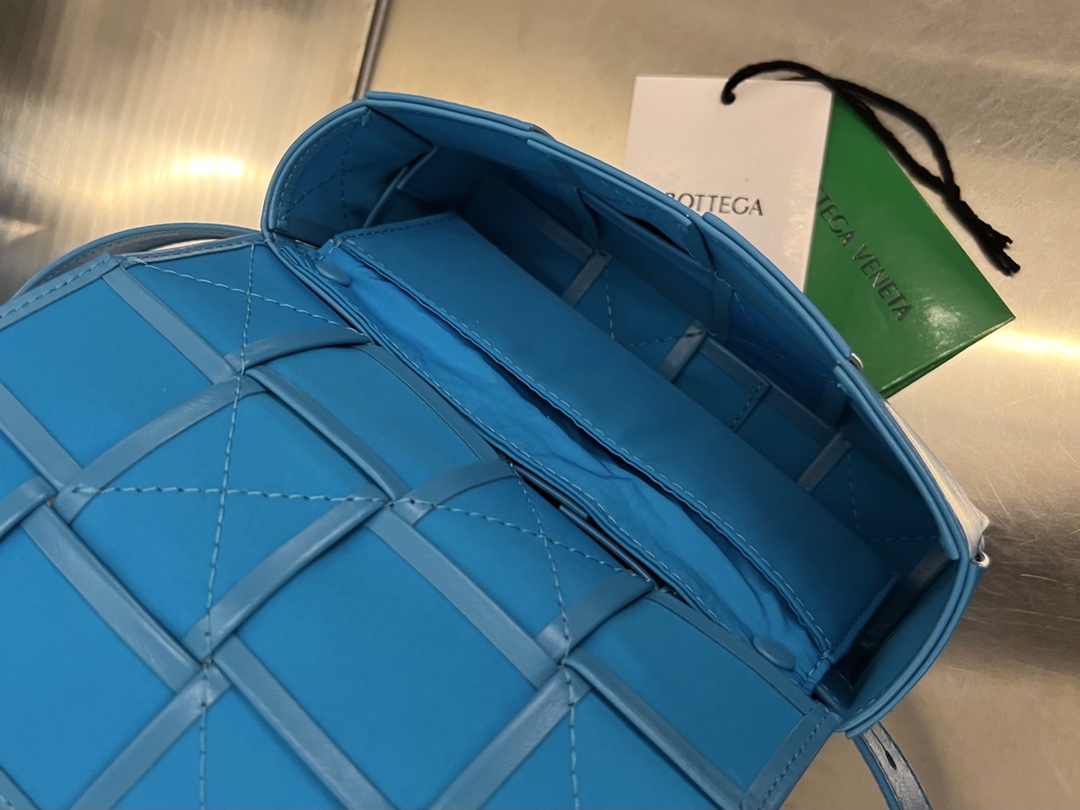bo*te*ga Ve*ne*ta cassette waist bag