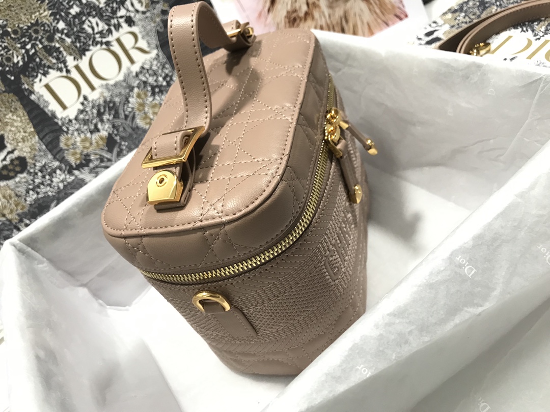 small D*ortravel vanity case