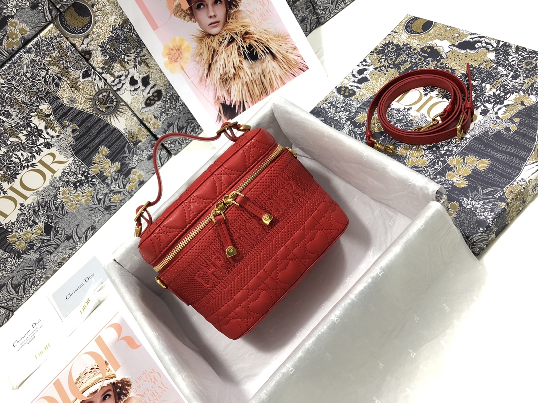 small D*ortravel vanity case