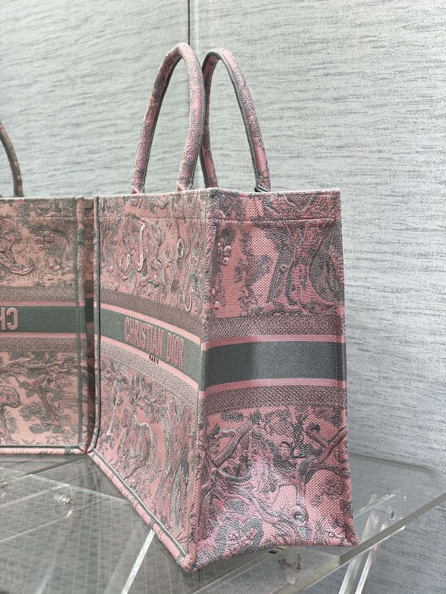 large D*or book tote
