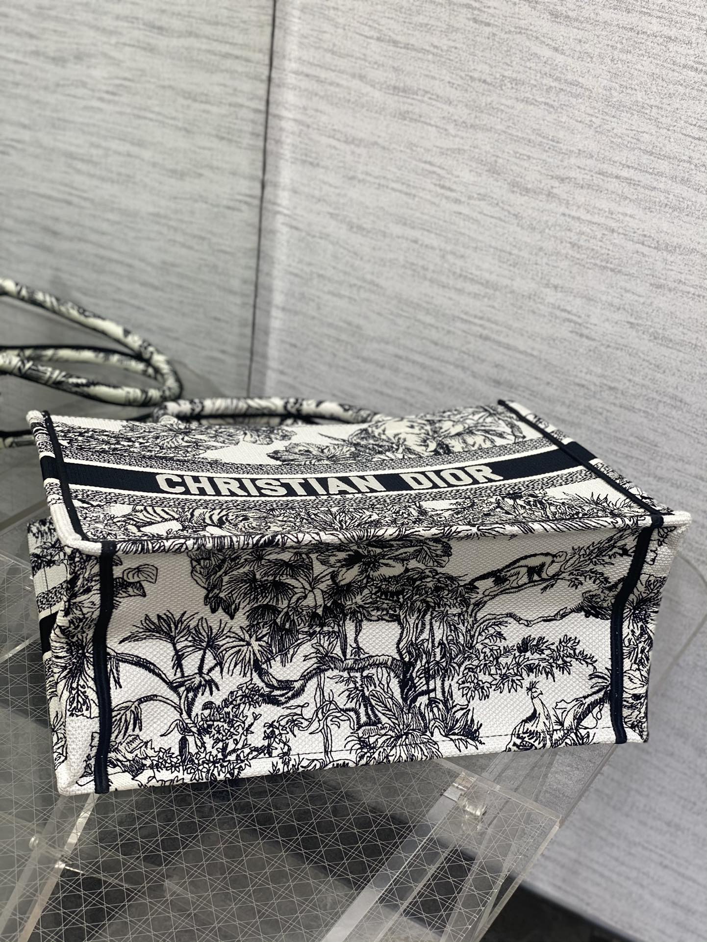medium D*or book tote