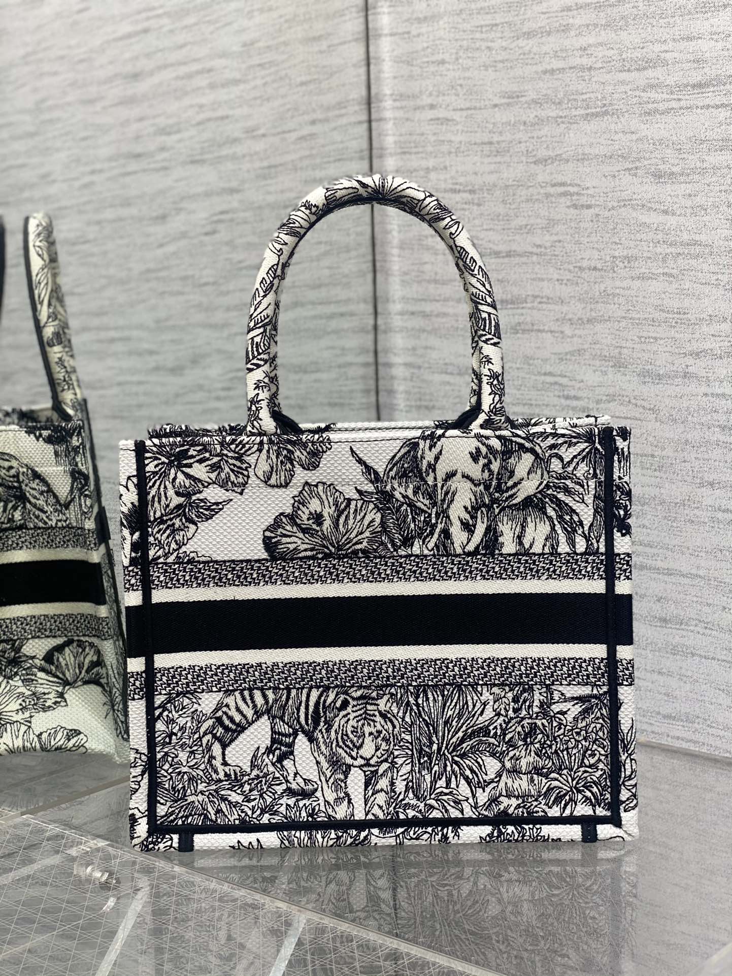 small D*or book tote