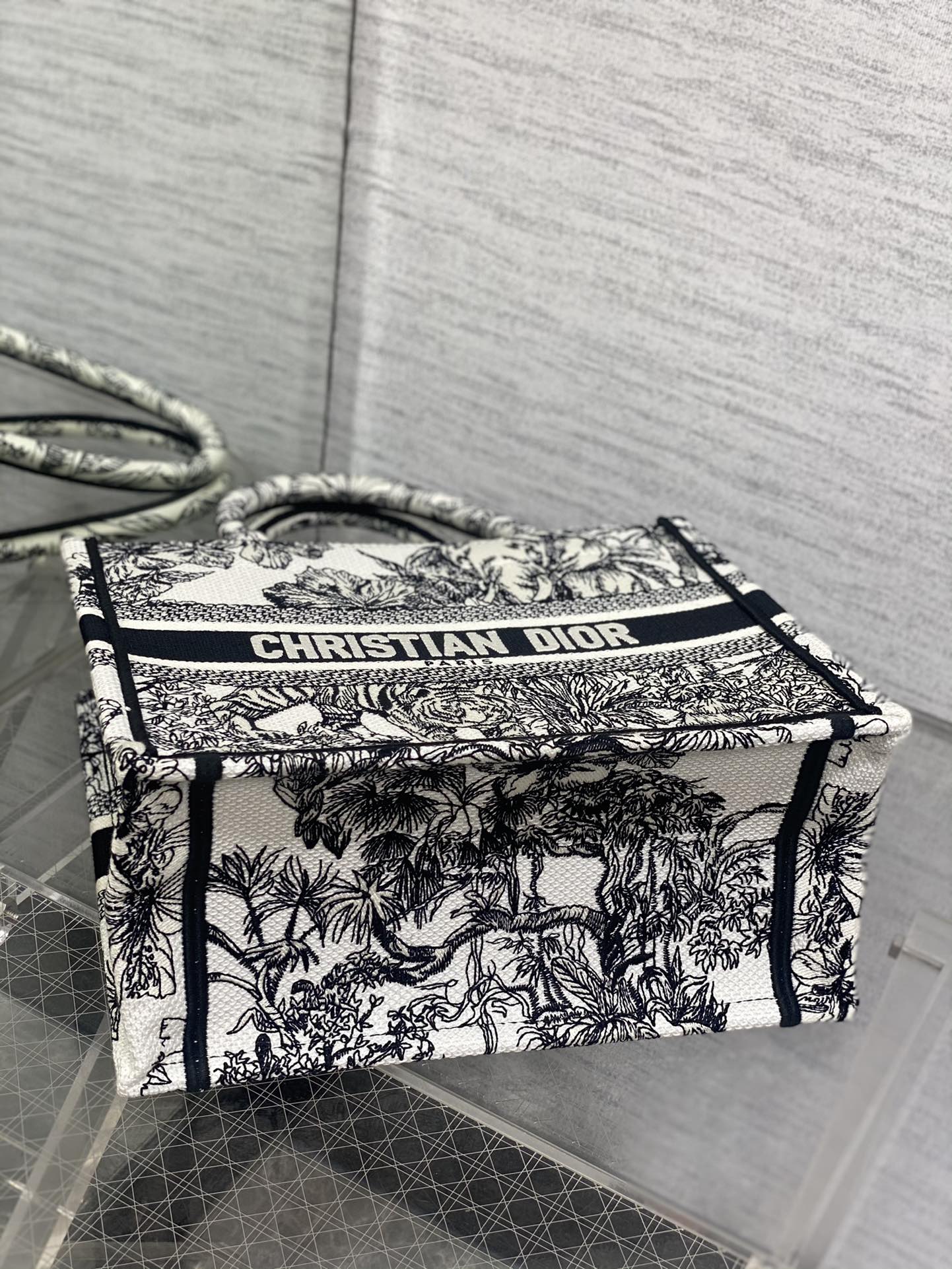 small D*or book tote