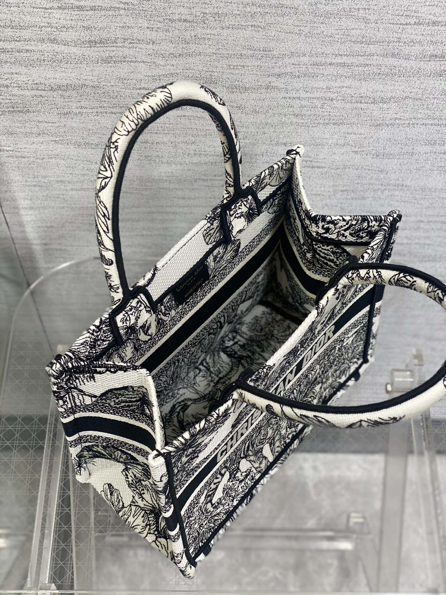 small D*or book tote