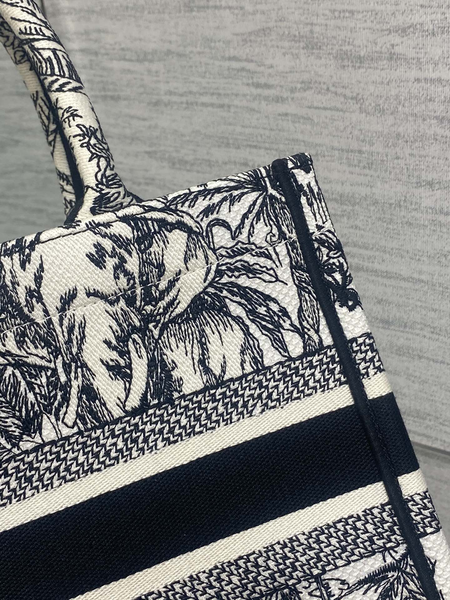 small D*or book tote