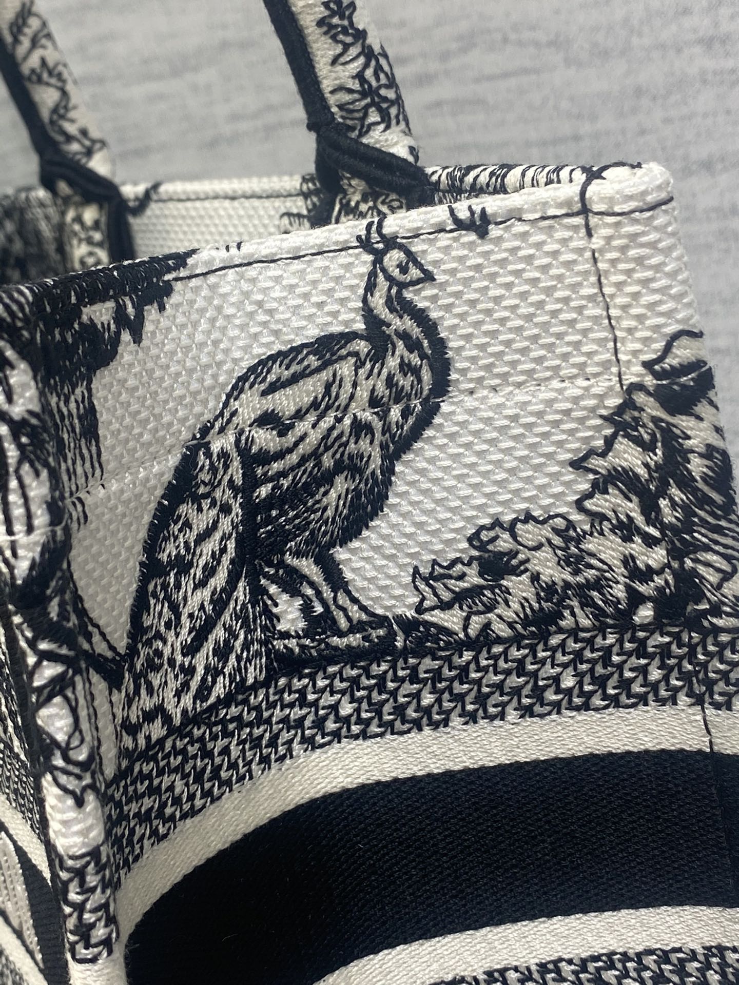 small D*or book tote