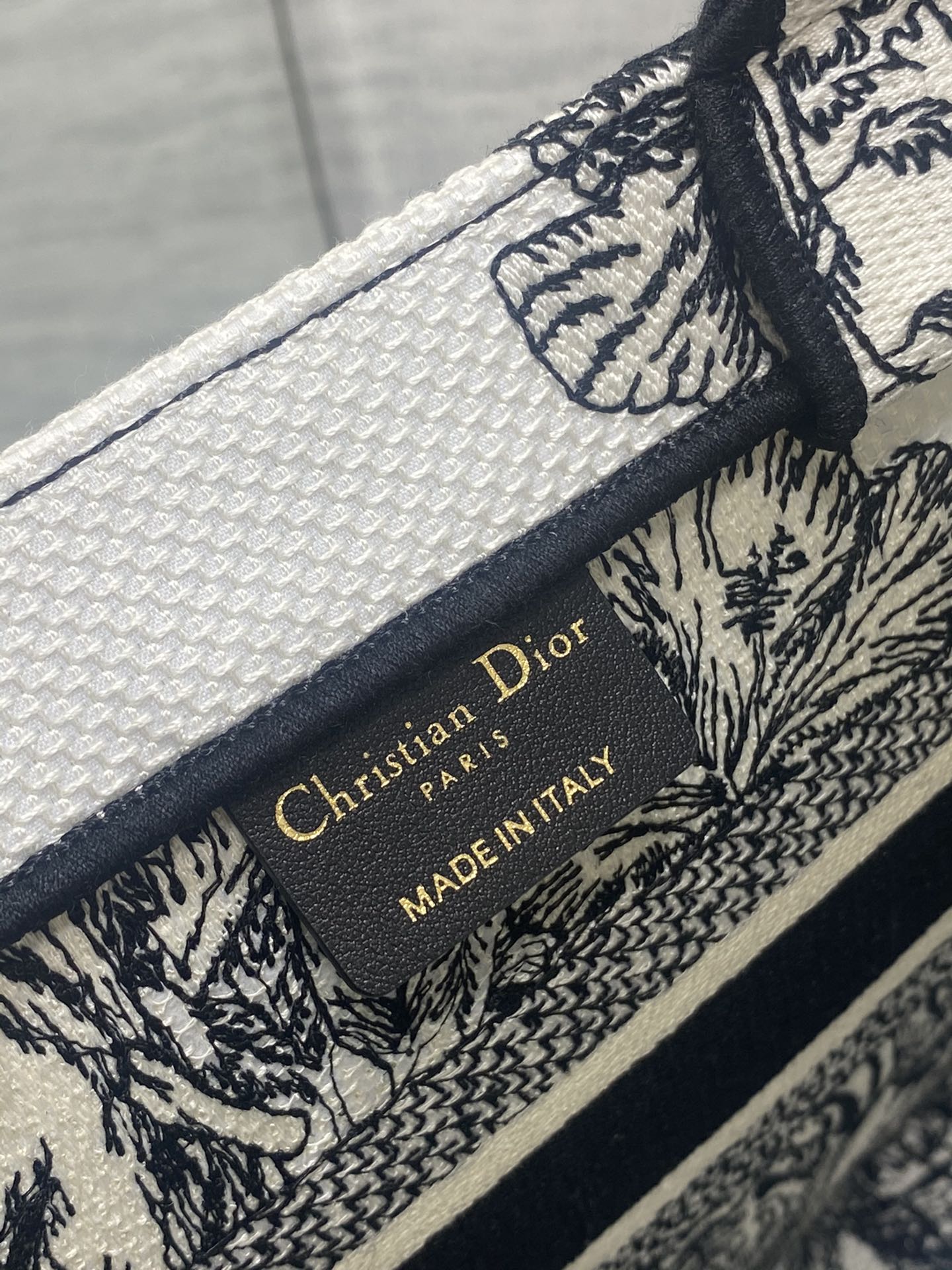 small D*or book tote